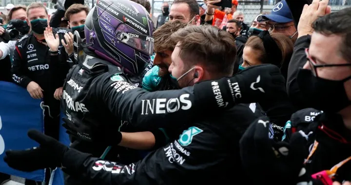 F1 GP di Russia: Hamilton vince sotto la pioggia