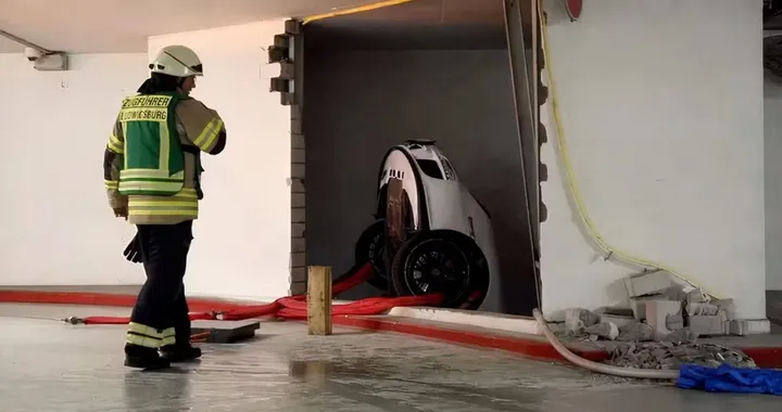 Anziano alla guida della Porsche 911 sfonda muro e resta sospeso