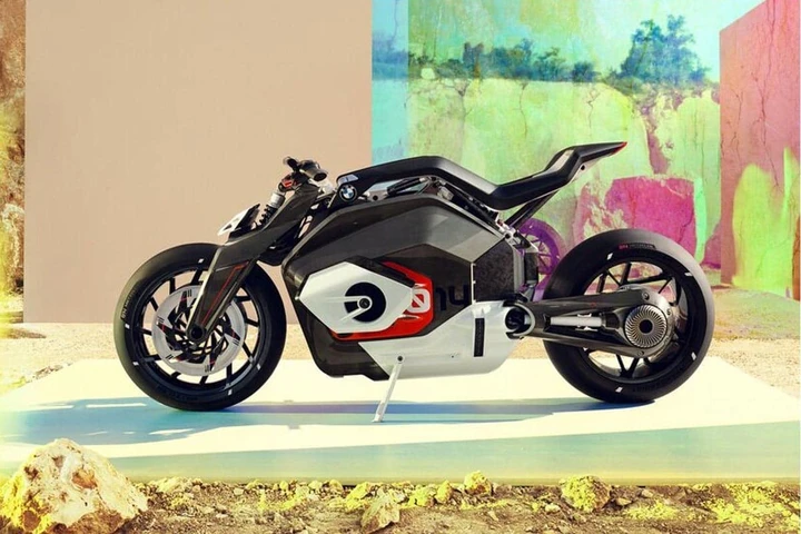 BMW Motorrad frena sull’elettrico: ecco la strategia che spiazza tutti