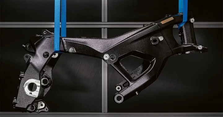 BMW M1000RR 2027: la superbike cambia telaio per sfidare Ducati