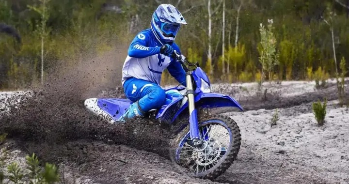 Yamaha WR450F 2027: la enduro cambia per essere più facile da guidare