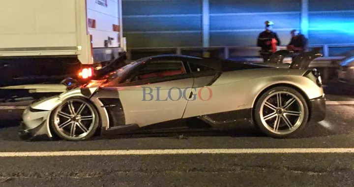 Una Pagani Huayra BC finisce sotto un camion