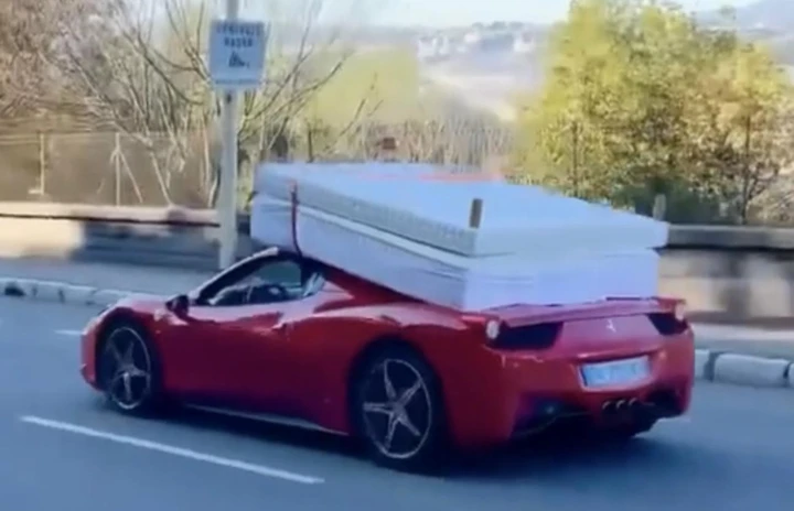 Trasloco in Ferrari: la 458 Spider trasporta il letto [Video]