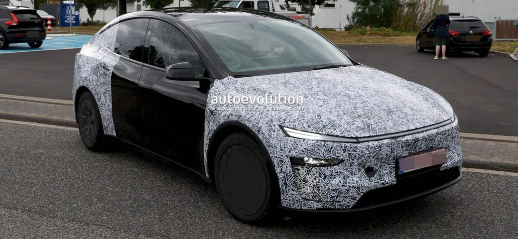Tesla Model Y L, il SUV a passo lungo arriva in Europa: ecco cosa cambia