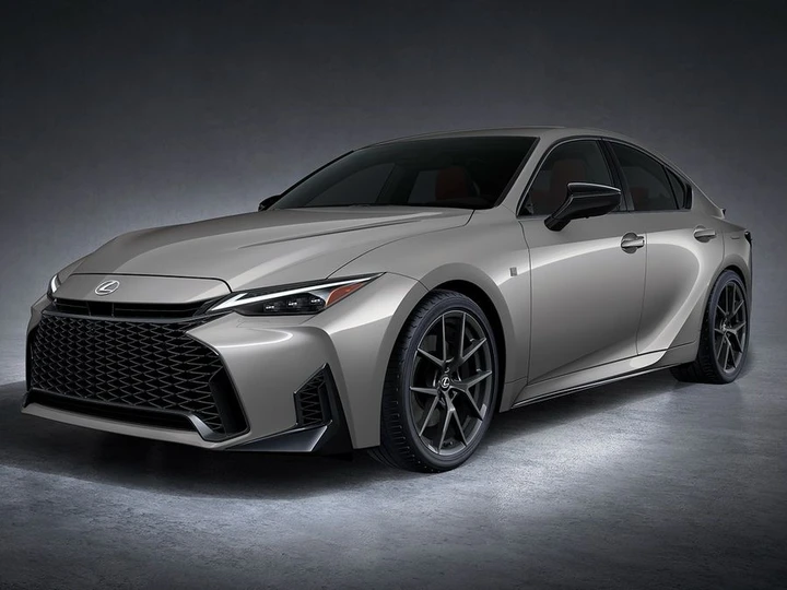 Nuova Lexus IS 2025: tecnologia aggiornata e design rinnovato