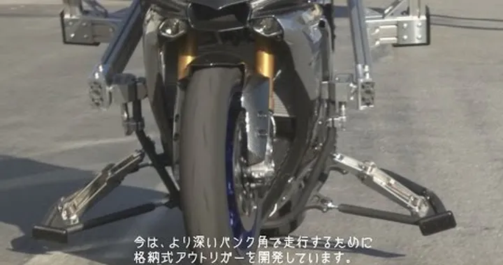 MOTOBOT Meets The Doctor (Valentino Rossi)