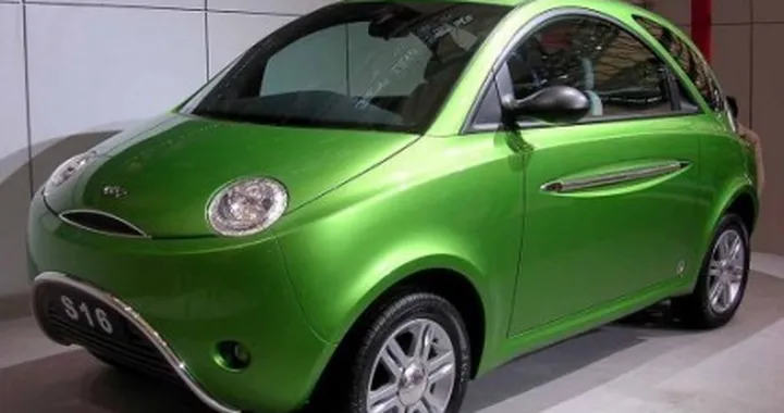 Chery S16: la berlina "bi-frontale" cerca un nome