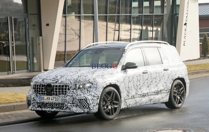 Mercedes-AMG GLB 35: foto spia su strada