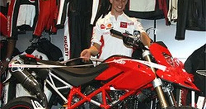 Stoner compie 22 anni, Ducati gli regala una HyperMotard S