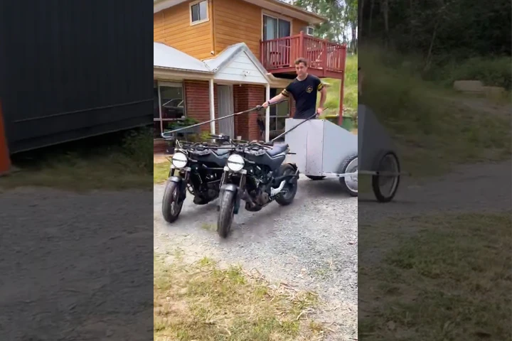 Traina il carro con due Husqvarna Svartpilen 401: la pazza idea di Jack Field (Video)