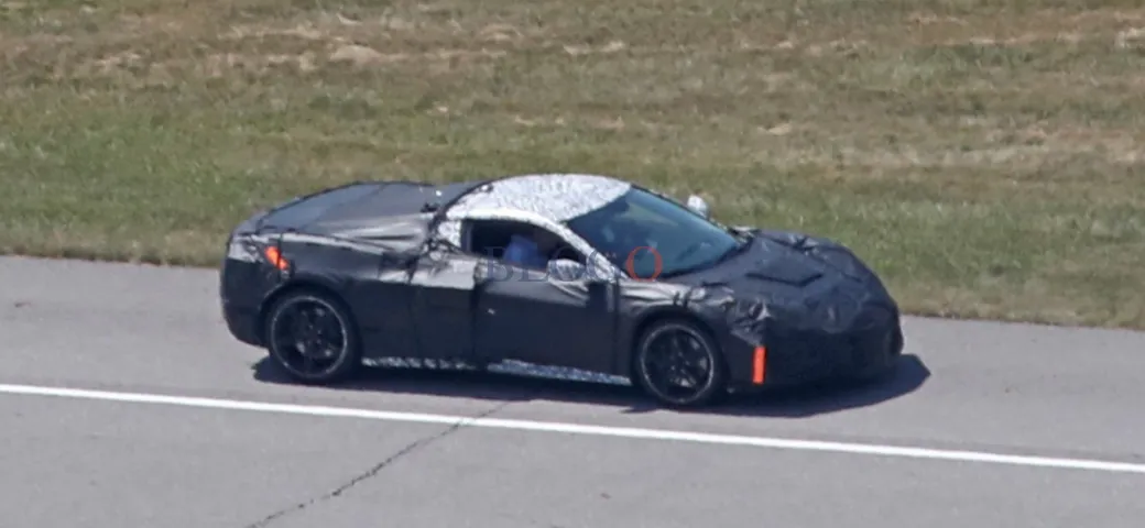 Corvette a motore centrale: foto spia su strada