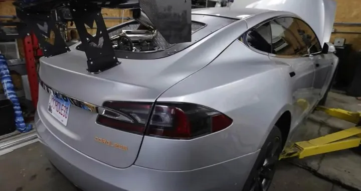 Ha messo un motore diesel nella sua Tesla e ha battuto tutti i record di autonomia: la pazza idea di uno Youtuber [VIDEO]
