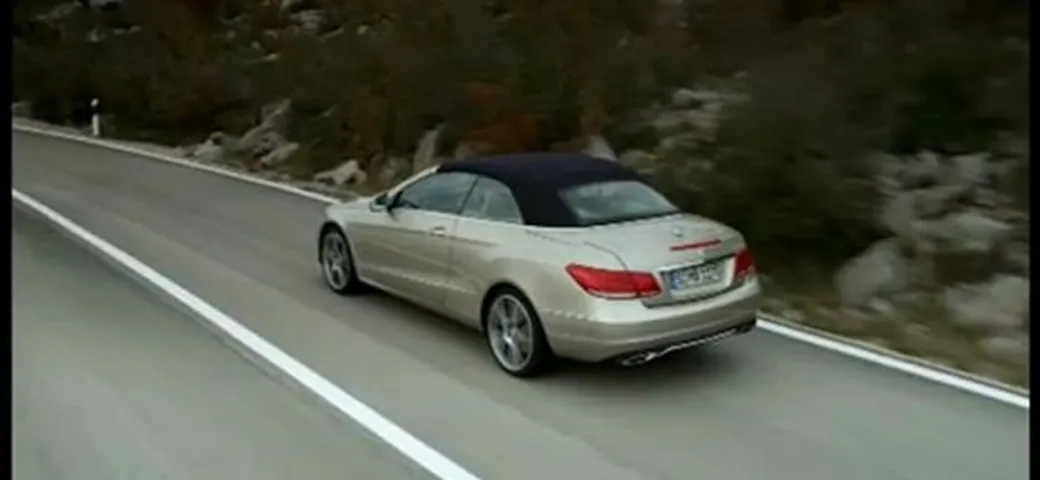 Mercedes Classe E Cabriolet 2013 in video