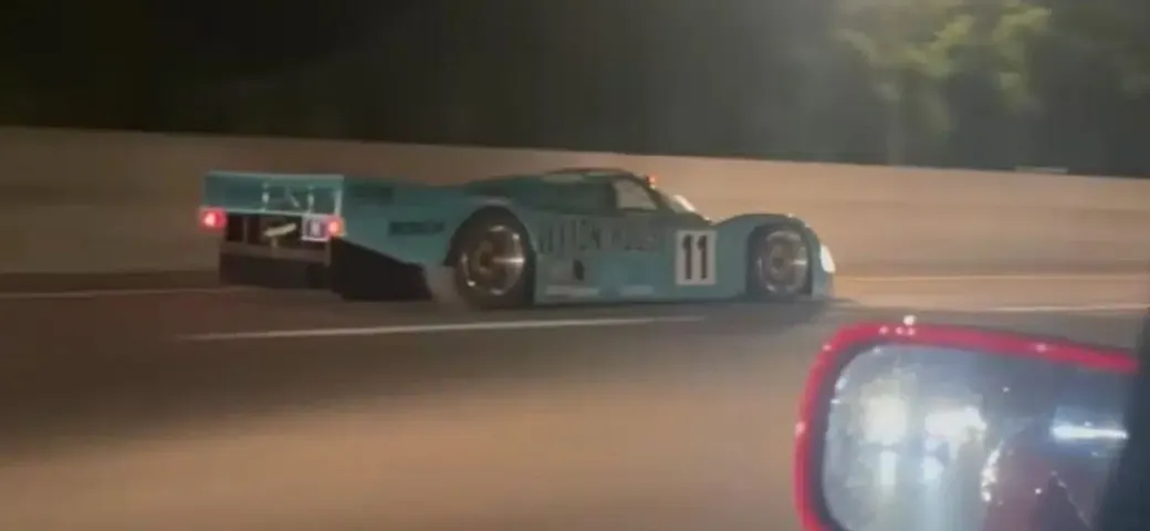 A bordo di Ferrari F40 non crede ai suoi occhi, sorpassato da una leggenda