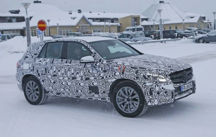Mercedes GLC: foto spia e render del Suv