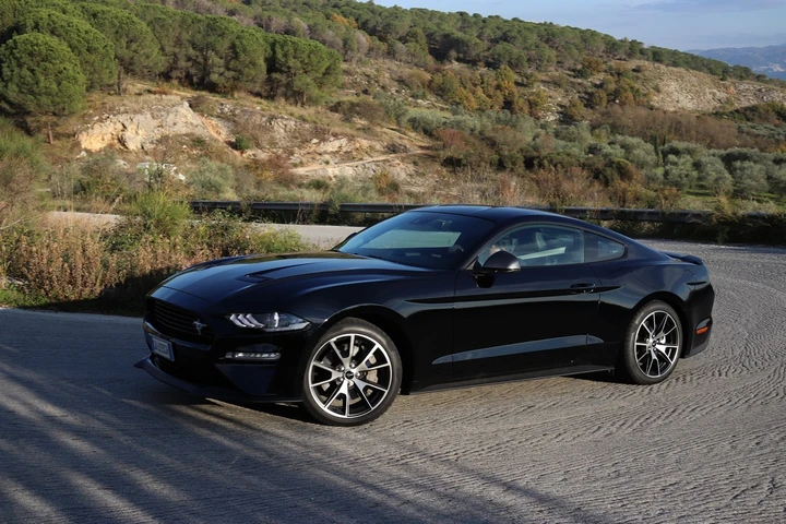 Ford Mustang 2.3 EcoBoost: la prova su strada