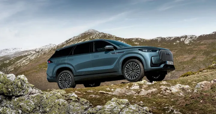 Sembra un SUV da 80.000 euro, ma ne costa 53.900: ha 428 CV e sette posti