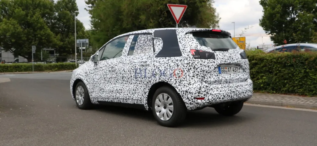 Opel Meriva: foto spia della nuova generazione