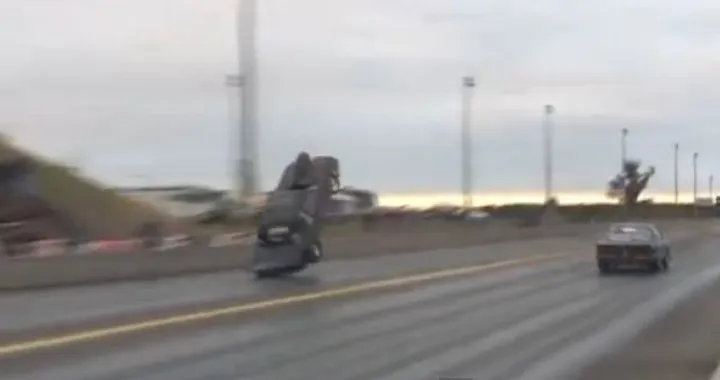 La Ford Mustang è un dragster? L'Epic Win è dell'esemplare che impenna (e quasi vola via)