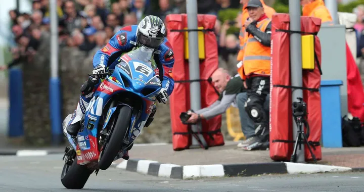 TT 2017: Michael Dunlop vince il Senior TT. Hutchy, che paura!