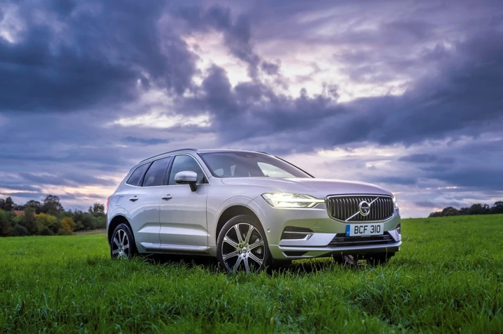 Volvo XC60: le nuove varianti mild-hybrid e plug-in hybrid