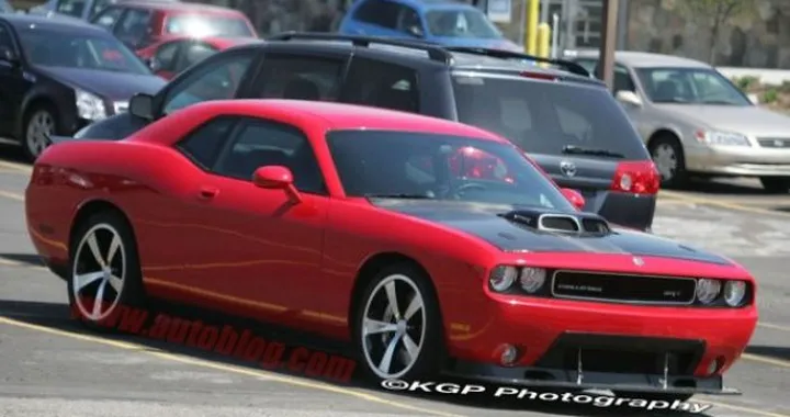 Dodge Challenger SRT-10: foto spia della versione con motore di provenienza Viper
