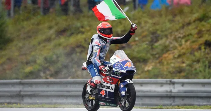 Moto3 Brno con diluvio: la “prima” di McPhee (Peugeot) davanti a Martin e a Di Giannantonio. Binder getta via la vittoria per caduta