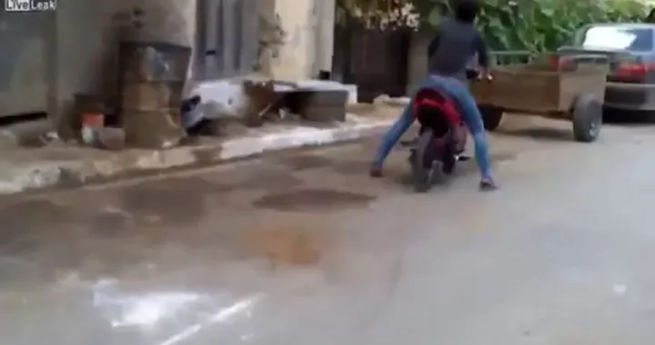 Motociclista principiante rischia la vita al primo giro