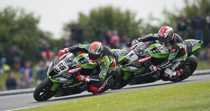 Pagelle SBK Donington: tutto “verde” con doppietta di Sykes e Kawasaki ammazza corse. Ducati in difesa. E ora Misano…