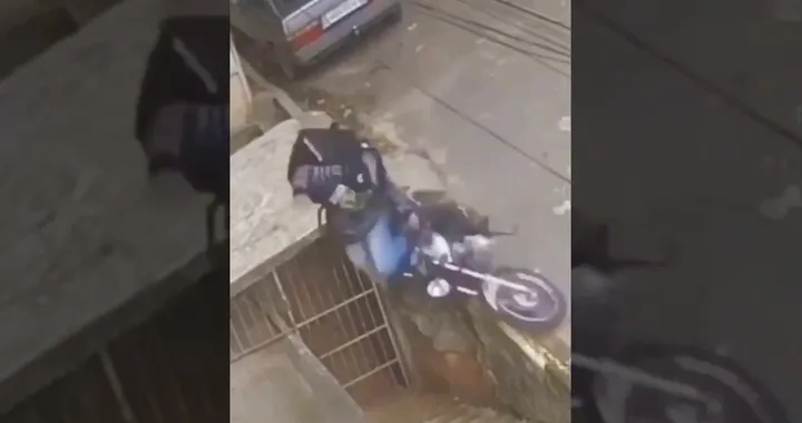 Parcheggia nel posto sbagliato e la moto cade dalle scale (Video)