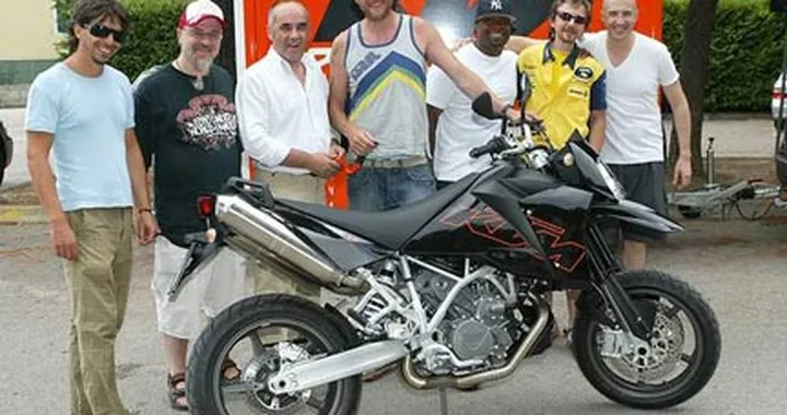 Jovanotti in sella alla KTM 950 Supermoto