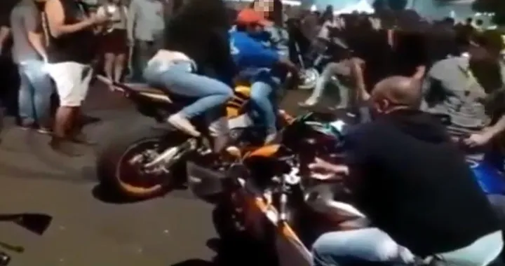 Incidente in moto: uno show con caduta di gruppo