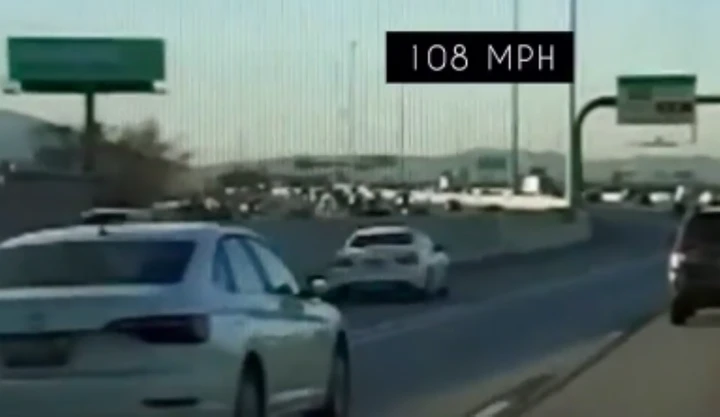 Polizia insegue e ferma auto che corre in autostrada: a bordo anche un bimbo [Video]