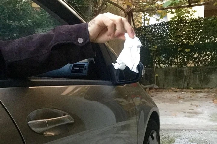 Getta una carta dal finestrino: multato dalla polizia stradale