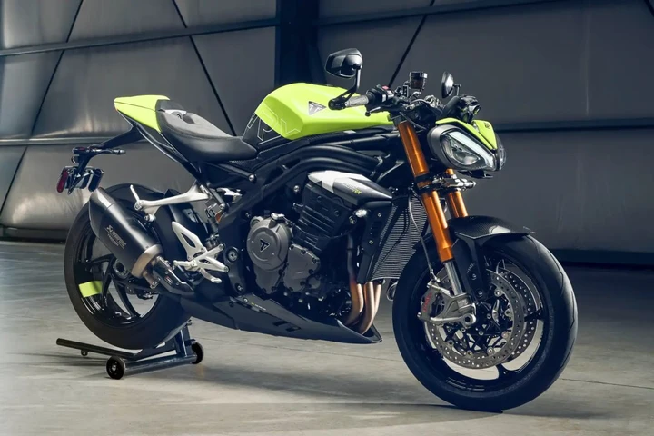 Triumph Speed Triple 1200 RX: la furia gialla che ridefinisce il concetto di sportività