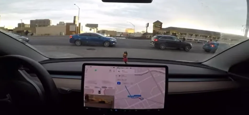 Tesla Full Self Driving: tra prodezze e pericoli scampati [Video]