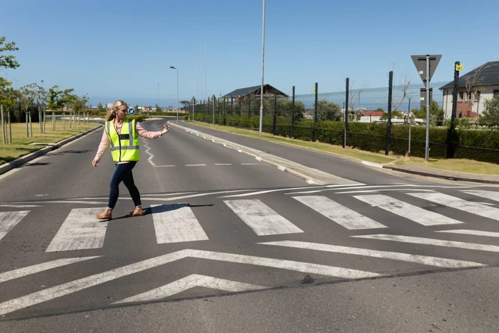 Codice della Strada, per i pedoni arrivano il giubbotto riflettente e nuovi divieti
