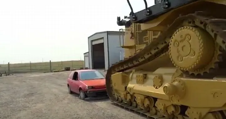 Il bulldozer schiaccia la Pontiac [Video]