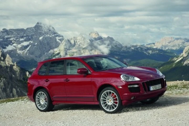 BMW X6 5.0i VS Porsche Cayenne GTS: sfida fra i suv 