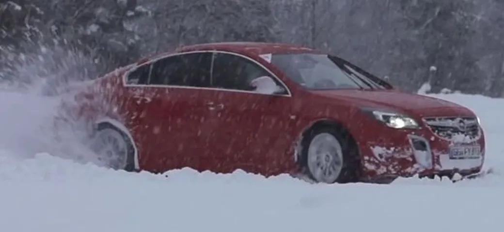 Opel Insignia OPC: sulla neve, in video
