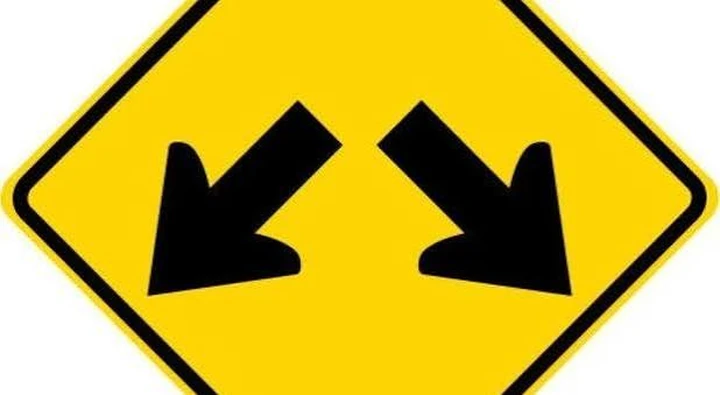 Segnale stradale con due frecce verso il basso: cosa significa e perché in Italia è diverso
