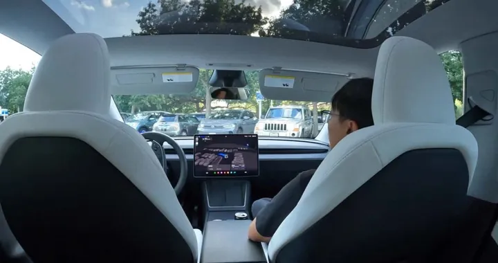 Il Robotaxi va in tilt e non esce dal parcheggio: disastro Tesla