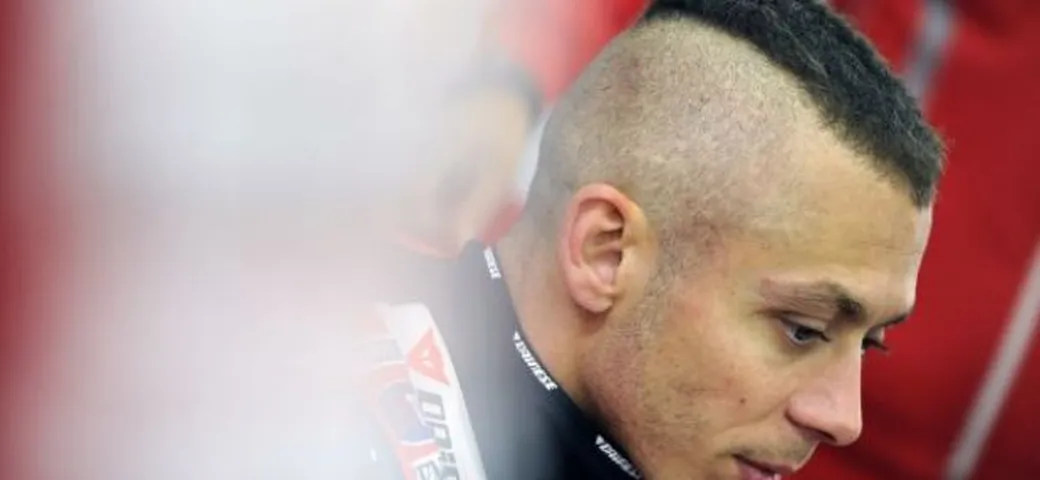 Assen, warm-up bagnato, warm-up buttato. Ma Rossi è ... primo, con Lorenzo a 4 secondi e Spies a 8...