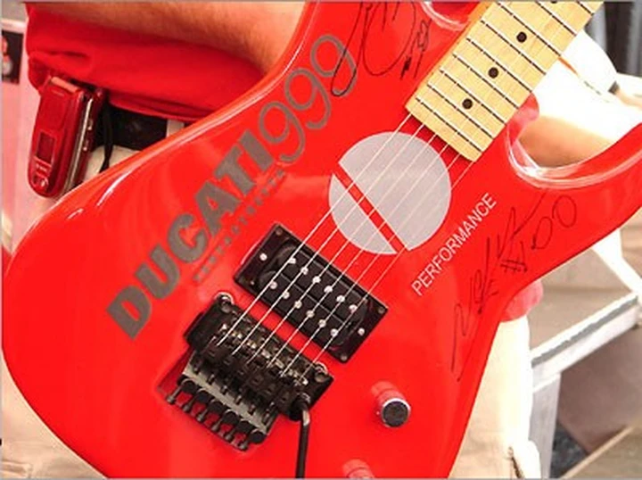 999 Guitar: musica desmodromica