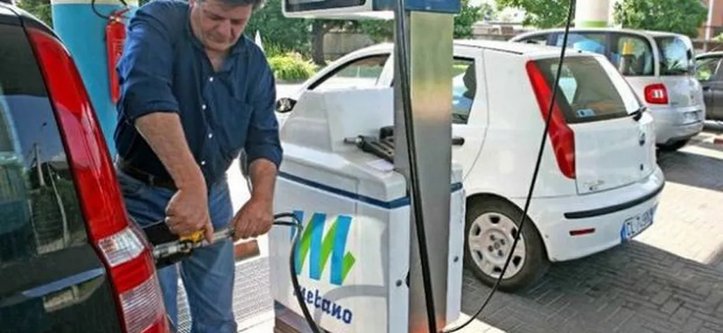 Auto a metano: i paletti che rendono quasi impossibile il rifornimento self service