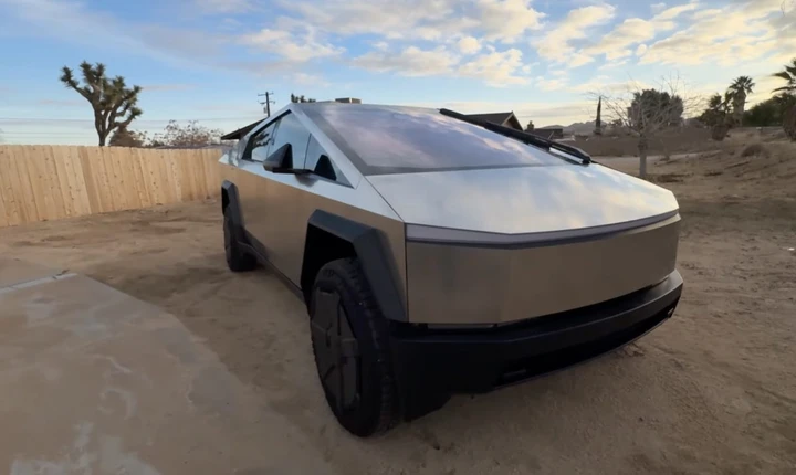 Tesla Cybetruck, una delusione: dopo due anni lo rivende (esasperato) a Tesla