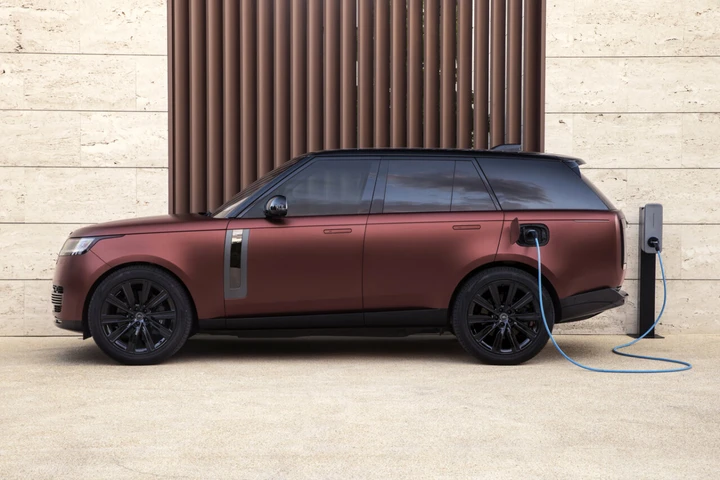 L'ascesa dei veicoli ibridi plug-in: JLR registra un aumento delle vendite