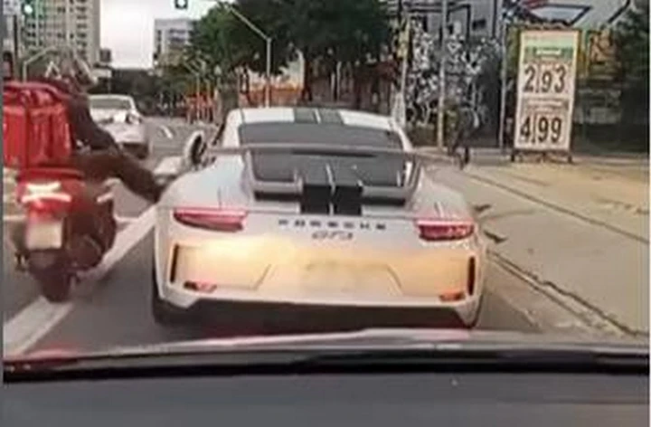 Porsche 911 GT3 presa a calci da un fattorino con lo scooter | Video