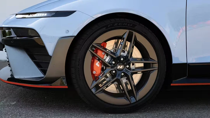 Hyundai reinventa il freno motore sulle elettriche: aumenta quando si scala marcia