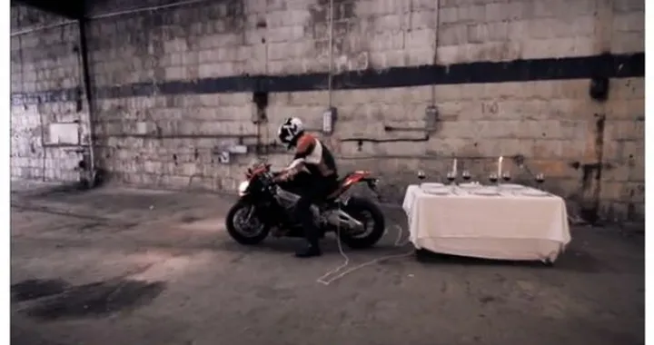 A cena con la Aprilia RSV4: il promo video americano